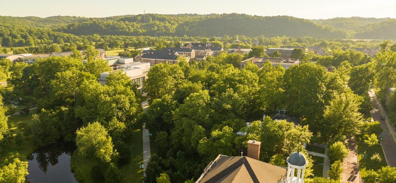 Aerial view of Ohio University's 雅典 campus surrounded by trees