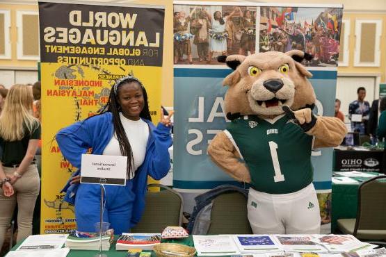 Ohio University mascot poses with a student at Majors Fair